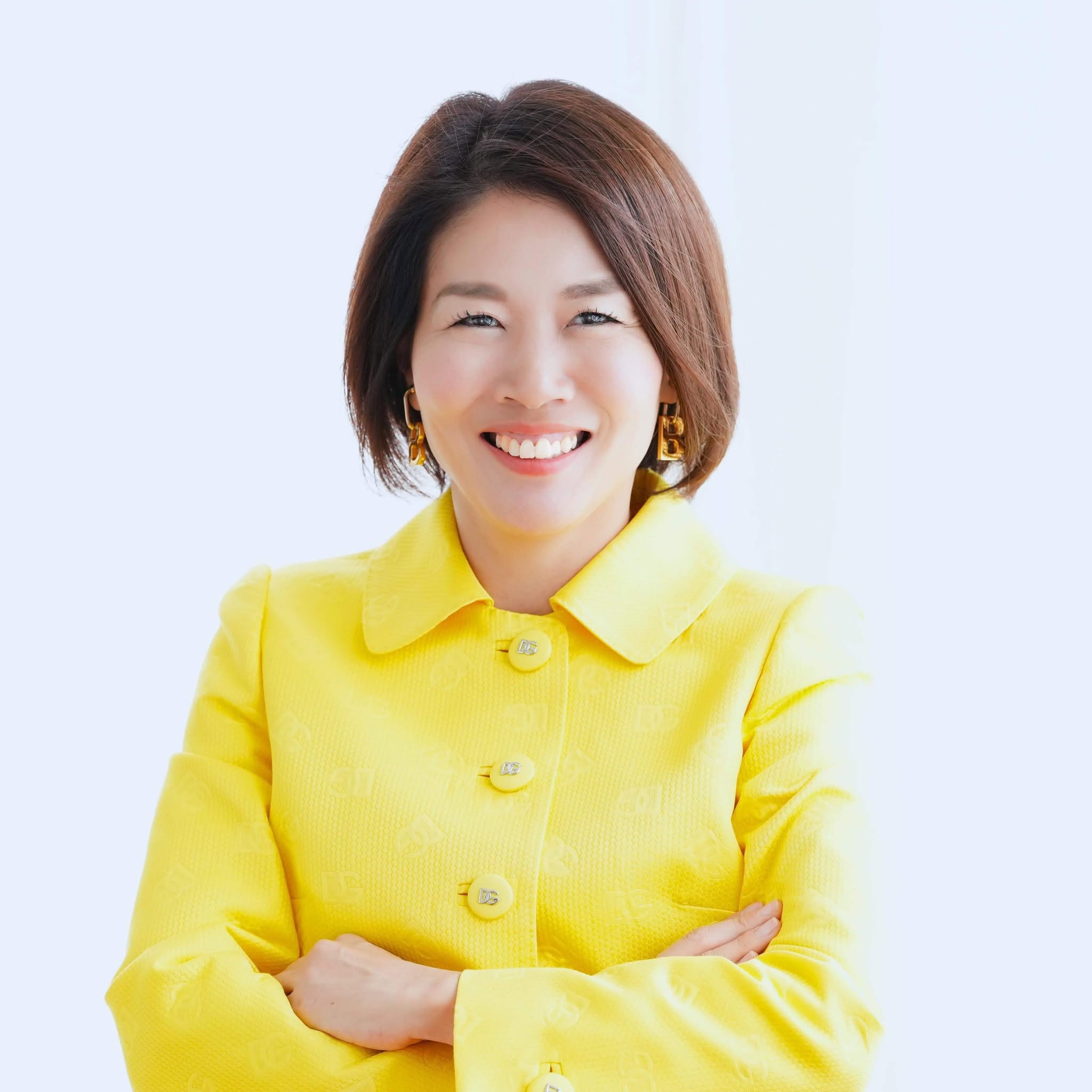 黄色い服で笑顔を見せる著者・けーりん